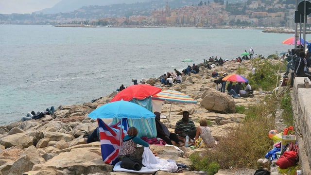 Flüchtlinge campieren am Strand von Ventimiglia.