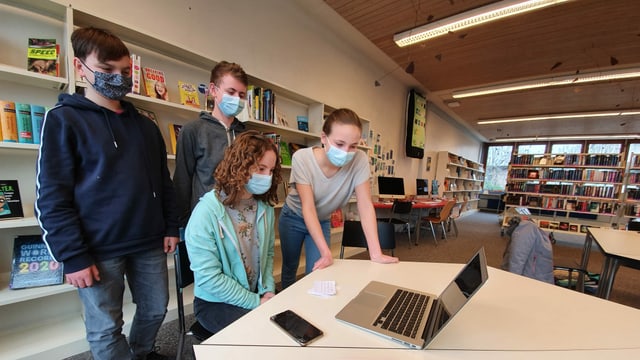 Die Schülerinnen und Schüler Lino, Dominic, Amélie und Marlene befragen die Moderatorin aus der Schulbibliothek, ...