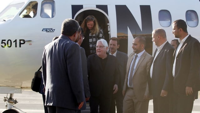 Martin Griffiths, UNO-Sondergesandter für Jemen, vor einem Flugzeug, umringt von Menschen.