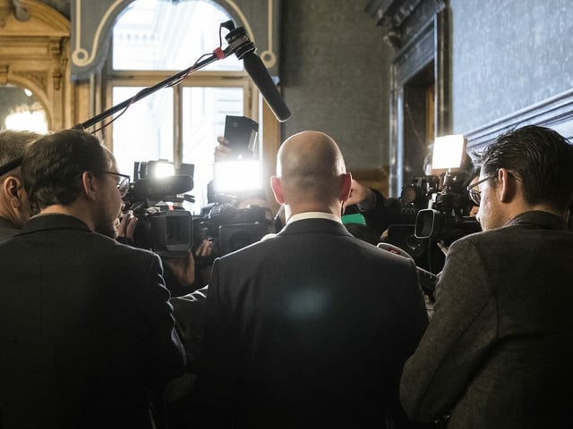 Berset wird von Medienschaffenden umgarnt und fotografiert.