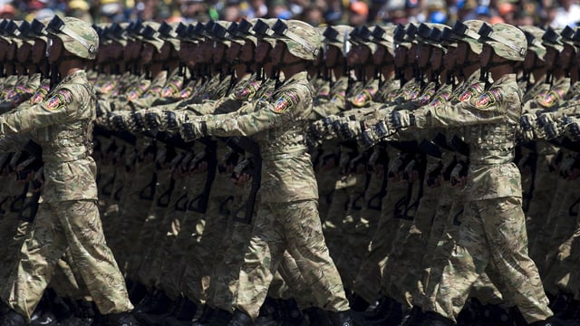 Chinesische Soldaten marschieren an einer Parade.