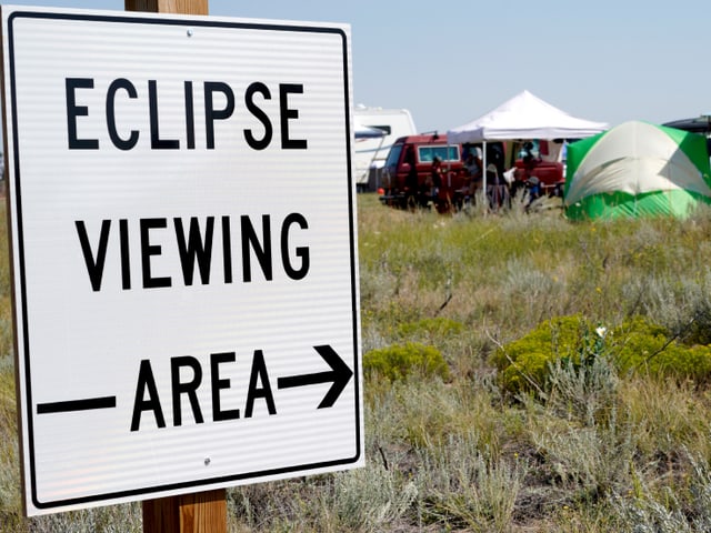 Es gibt beschilderte Zonen zum «Public Viewing» des Naturereignisses.