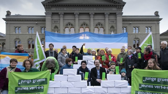 Initianten mit den Boxen voller Unterschriften auf dem Bundesplatz in Bern. 