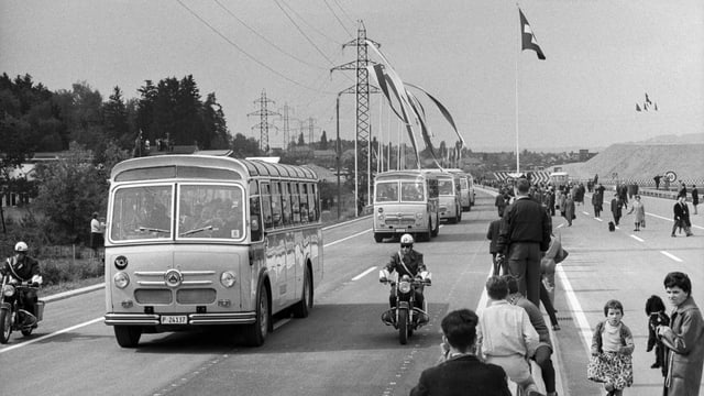 Pressefahrt bei der Eröffnung des Teilstücks der N3 bei Wollishofen in Zürich, aufgenommen am 25. Mai 1966.