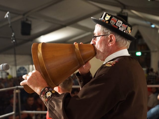 Ein Mann mit dem Trichter in der Hand.