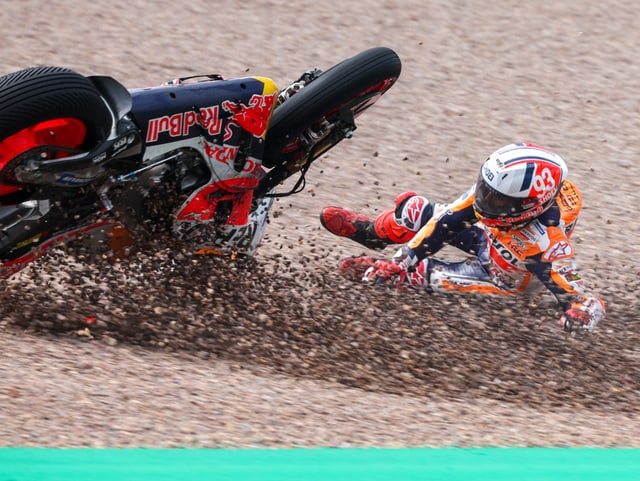 Marc Marquez geht zu Boden.