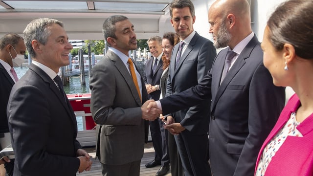 Scheich Abdullah bin Zayed Al Nahyan, Cassis und weitere Personen begrüssen sich auf einem Boot.