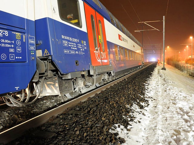 Entgleiste Waggons eines Pendlerzuges.