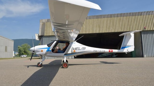 Pipistrel vor dem Hangar auf dem Flughafen Grenchen