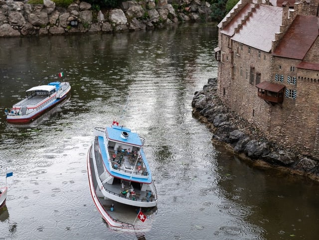 Ein beschädigtes Schiff.