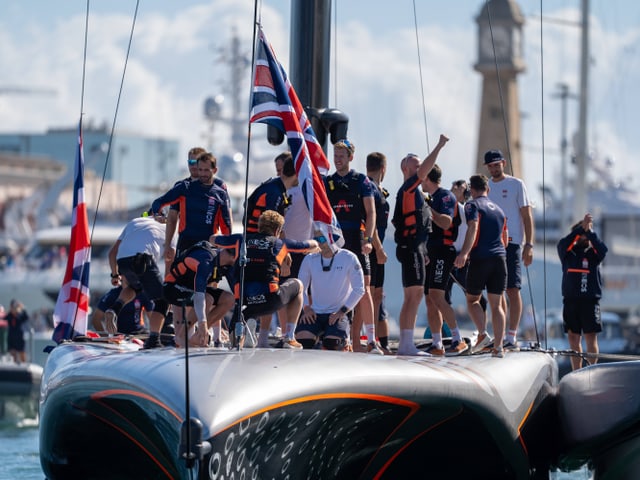 Crew steht auf der Ineos-Britannia-Jacht