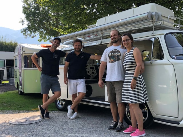 Auf zur sechsten und letzten Carawahnsinn-Etappe! Heute wird der Wohnwagen unserer SRF 3-Moderatoren Philippe Gerber (links) und Marco Thomann von den SRF 3-Hörern Rita und Andy und ihrem Campingbüssli gezogen. 