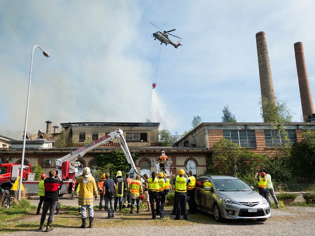 Feuerwehrleute beobachten den Brand.