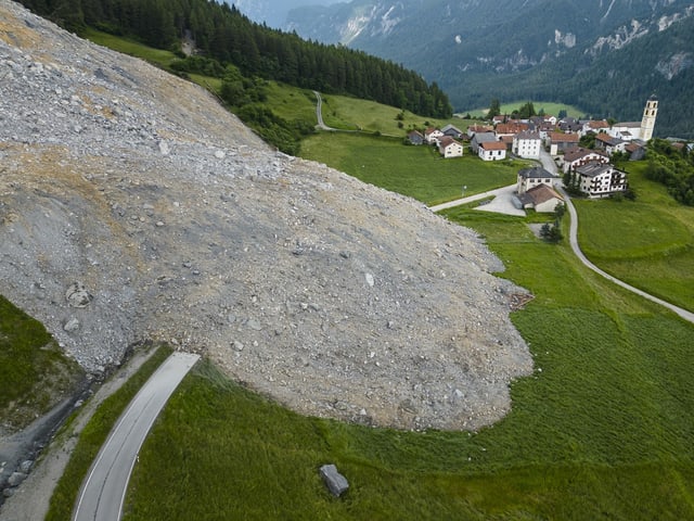 Blick auf den Felssturz und das Dorf.