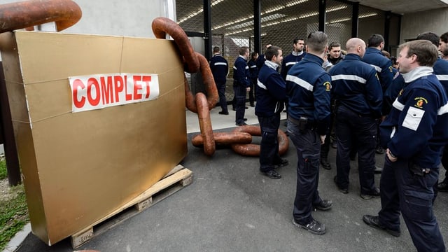 Schweiz Genf Aufseher Protestieren Gegen Uberbelegung News Srf