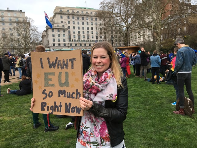 Frau mit Schild