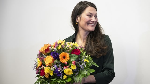 Tiana Moser hält einen Blumenstrauss in der Hand.