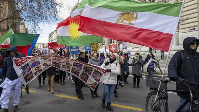 Demo mit iranischen Fahnen.