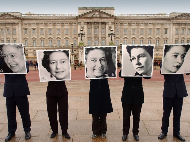 Briefmarken aus verschiedenen Epochen mit dem Konterfei der Queen.