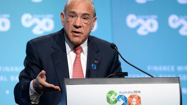 Angel Gurria spricht an einem Rednerpult