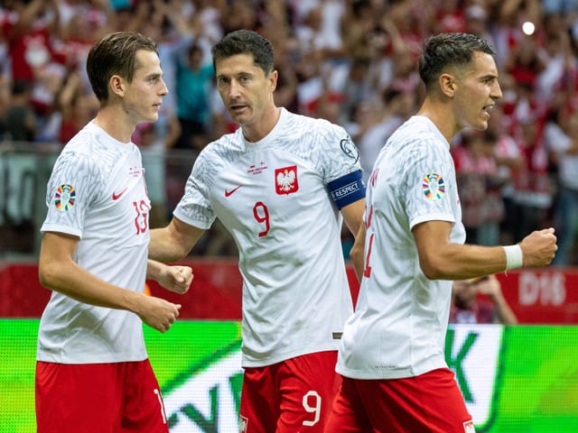 Stürmer Robert Lewandowski mit zwei Teamkollegen.