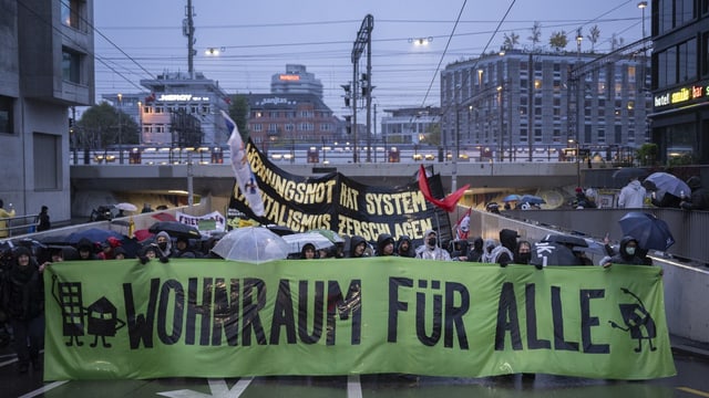 Stadtbewohner demonstrieren gegen die steigenden Wohnkosten und die zunehmende Gentrifizierung, am 4. November 202