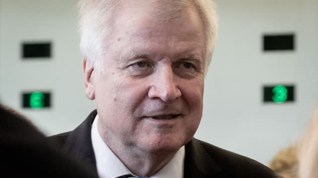 Horst Seehofer, Innenminister der CSU, legt sich mit Angela Merkel (CDU) an.