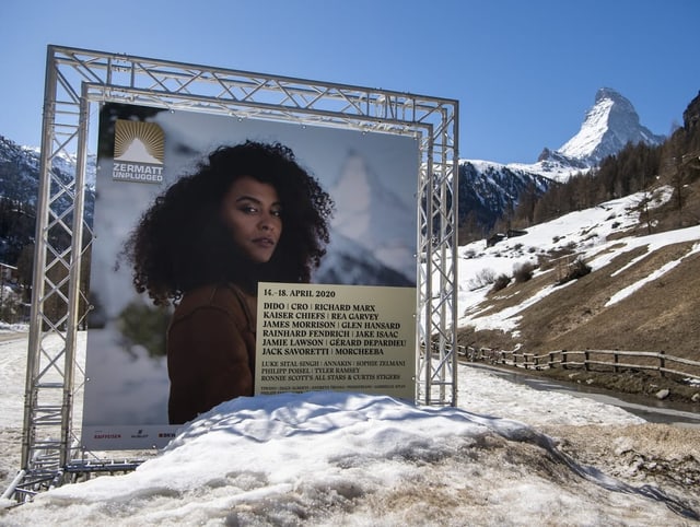 Plakat des Festivals in der Natur drauiussen, im Hintergrund das Matterhorn.