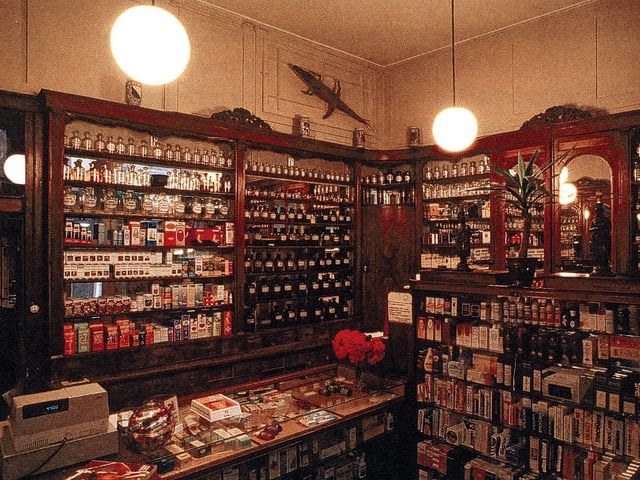 Foto von Inneneinrichtung der Elefanten-Apotheke an der Marktgasse im historischen Kern von Zürich.