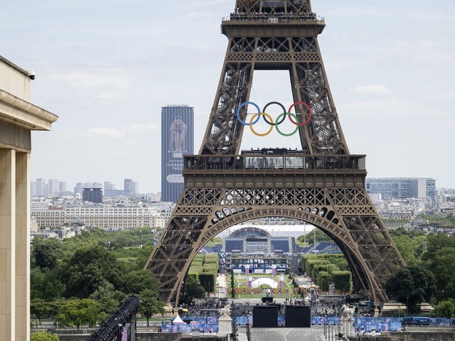 Eiffelturm mit Olympischen Ringen in Paris.