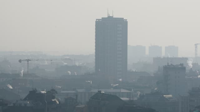 Blick auf Mailand im Nebel. 