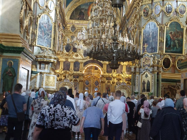 Menschen beten in Kirche.