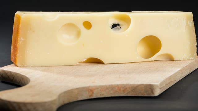 Ein Stück Emmentalerkäse 