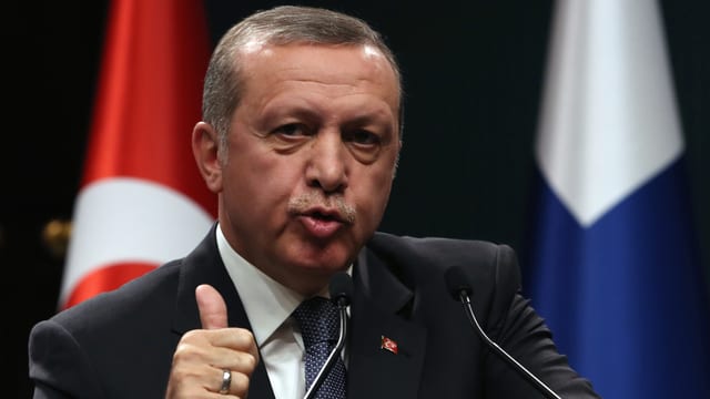 Erdogan spricht in ein Mikrofon