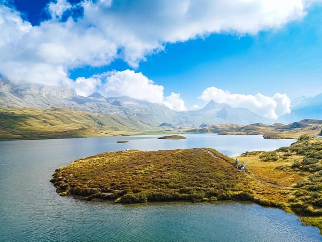 Bergwelt mit Bergsee bei Sonnenschein