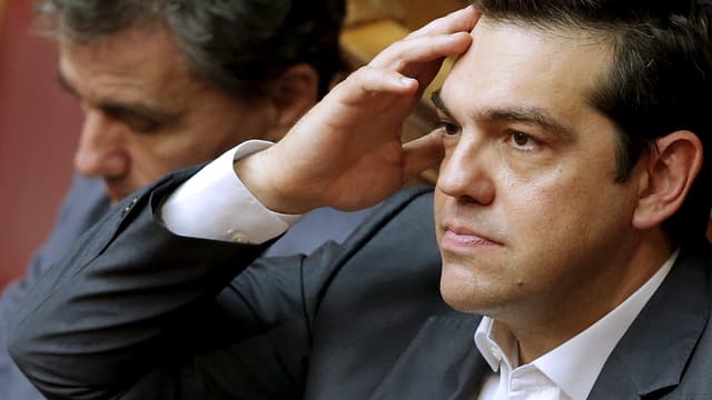 Alexis Tsipras hält sich die Hand an den Kopf im Rahmen der gestrigen Parlamentsdebatte.