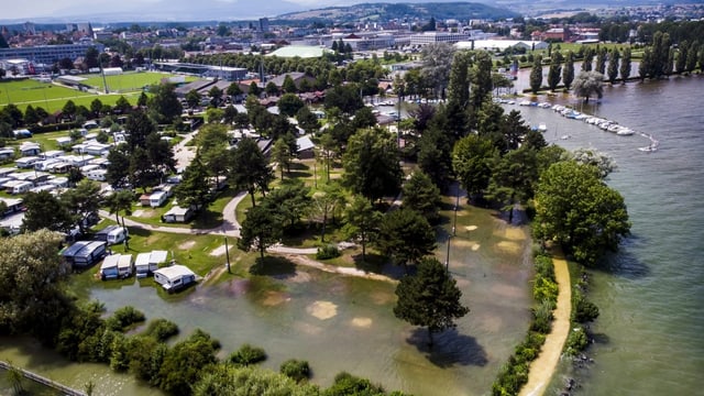 Der Neuenburgersee tritt über die Ufer und überschwemmt einen Campingplatz.