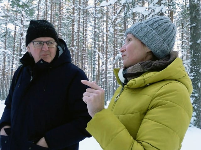 Christof Franzen spricht mit einer Russin in winterlicher Atmosphäre