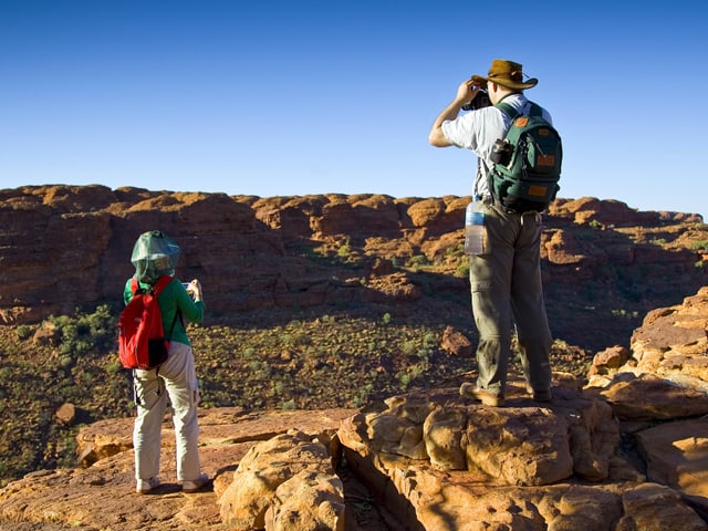 Voll bekleidete Touristen in Australien