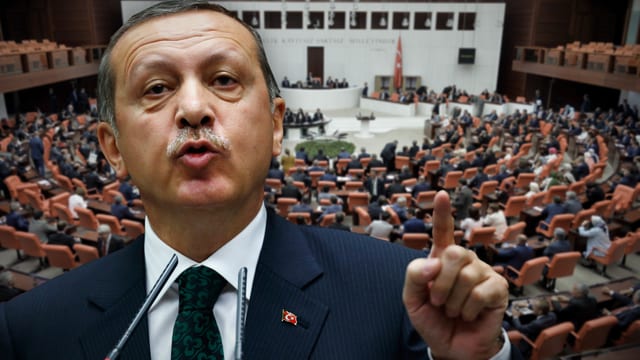 Fotomontage: Recep Tayyip Erdogan mit erhobenem Finger, im Hintergrund das türkische Parlament.