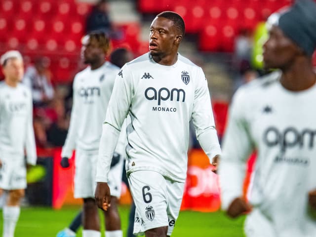 Fussballspieler im weissen Monaco-Trikot auf dem Spielfeld.