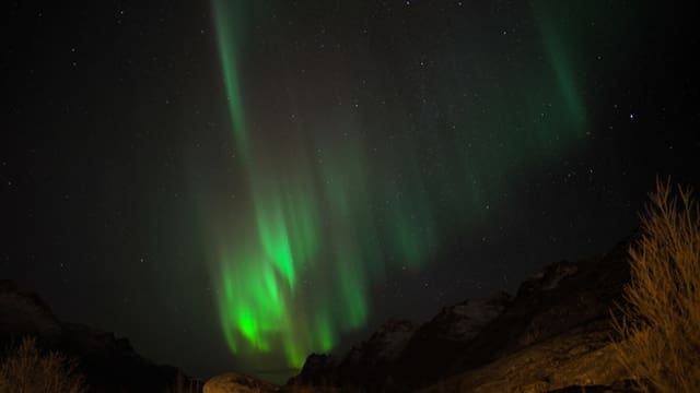 Grünes Polarlicht über Felslandschaft