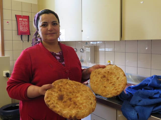 Frau hält Fladenbrot in den Händen