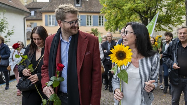 Hurni und Vara mit Sonnenblumen.