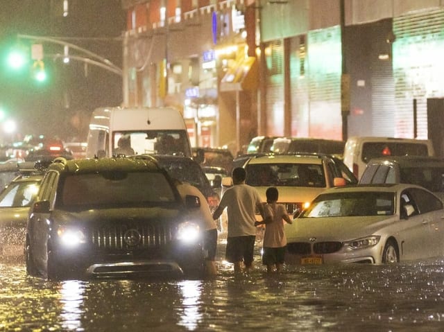 Kaum mehr ein Durchkommen: Autos stecken auf einer Strasse im New Yorker Stadtteil Queens fest.