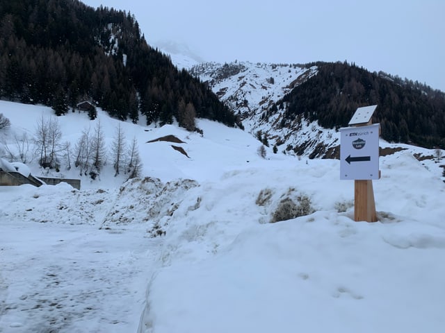 Verschneite Landschaft, Berge im Val Bedretto