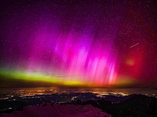 Farbige Polarlichter am Himmel