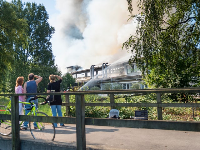 Anwohner beim Brand.