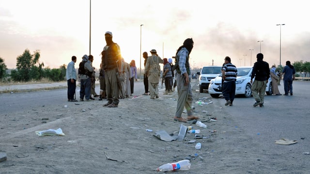 Vor den Toren der zweitgrössten irakischen Stadt Mossul wachen Gotteskrieger der Isis einen Checkpoint. Vergangene Woche haben sie die Stadt eingenommen. (reuters)