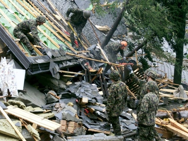 Soldaten beim Wiederaufbau